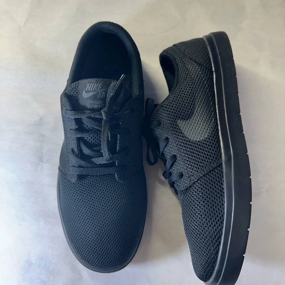 Nike women -Black Mesh Sneakers
